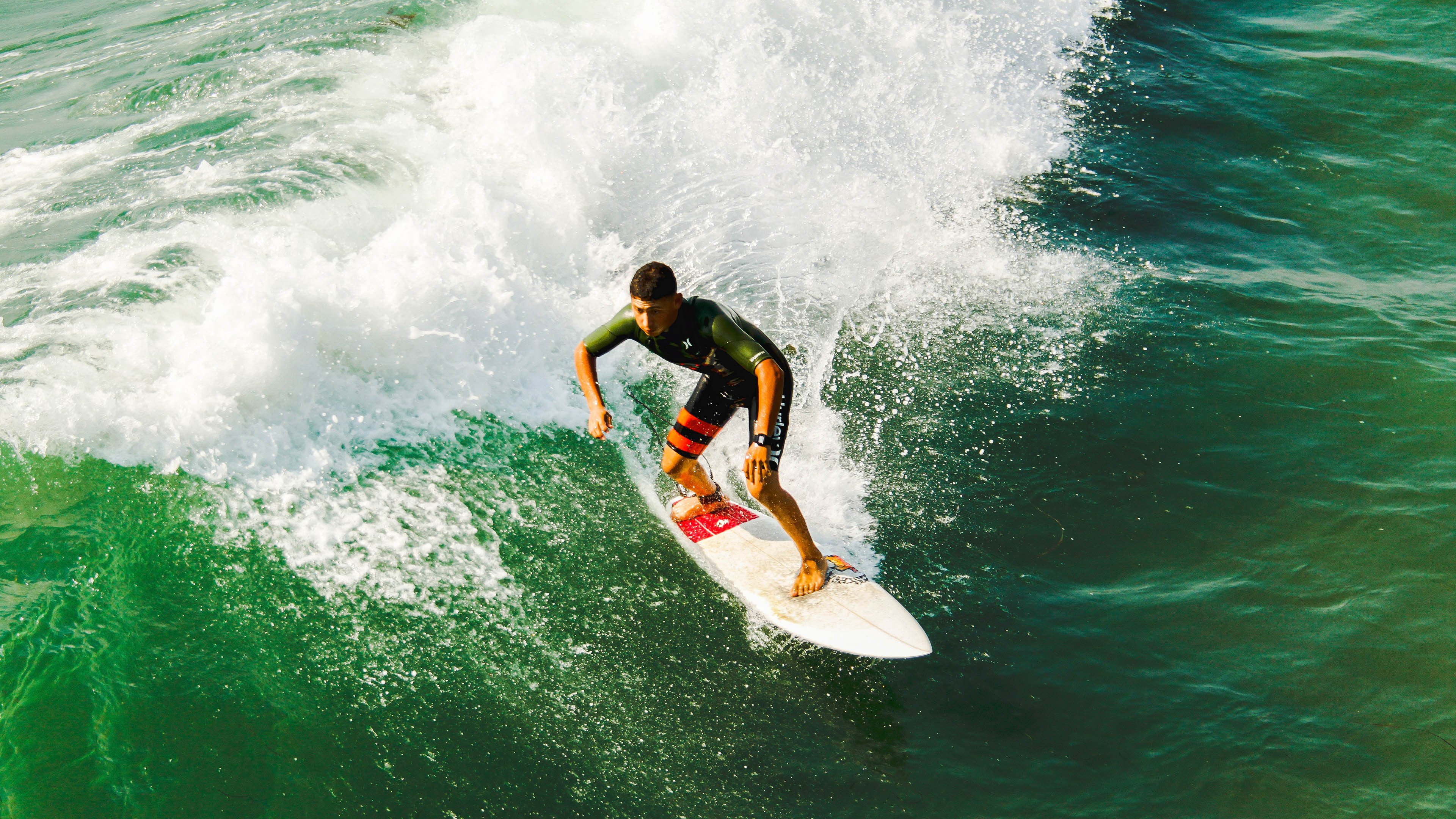 德布劳内迎来二十赛季出色发挥，SKT观众热烈欢呼！比赛高潮迭起